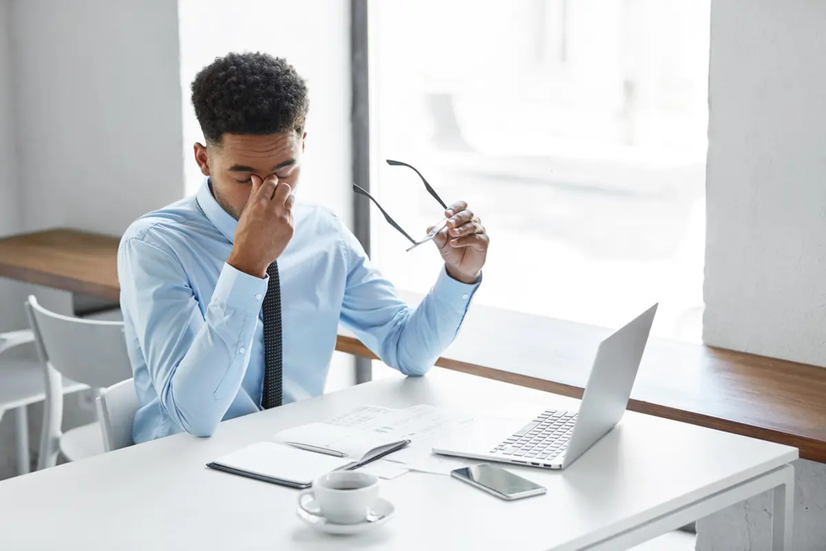 Ngantuk Usai Makan Siang di Kantor? Ini Penyebabnya (WAYHOME-studio/Shutterstock)