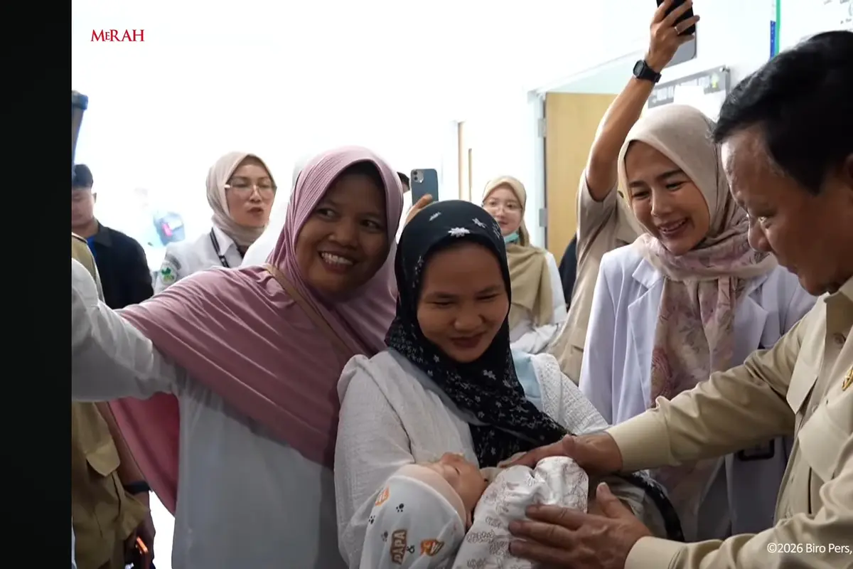 Presiden Prabowo Subianto bertemu seorang bayi yang baru selesai menjalani pengobatan di RSUD KH Muhammad Thohir Krui, Kabupaten Pesisir Barat, Lampung, Rabu (10/6/2026).