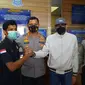 Pengemudi Mercy yang senggolan dengan ambulans memenuhi panggilan dari Mapolresta Tangerang, Rabu (23/3/2022). (Liputan6.com/ Pramita Tristiawati)