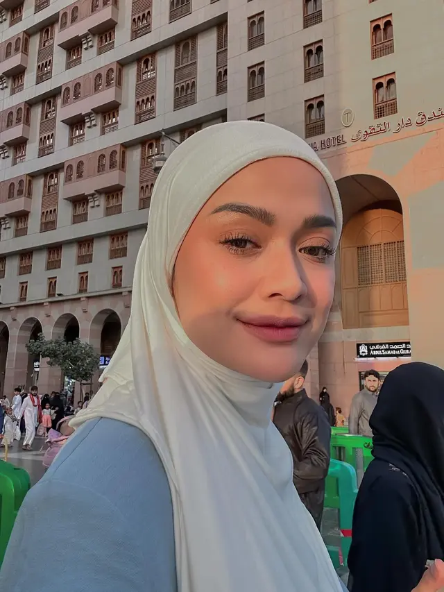 Bikin Pangling, Ini 7 Momen Andi Annisa Jalani Umrah di Bulan Ramadhan