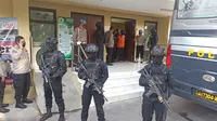 Polda Jatim menerbangkan 22 terduga teroris ke Jakarta. (Dian Kurniawan/Liputan6.com)