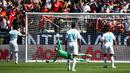 Proses terjadinya gol dari gelandang Real Madrid, Casemiro, ke gawang Manchester United pada laga ICC 2017 di Stadion Levi's, California, Minggu (23/7/2017). MU menang atas Madrid 2-1 melalui adu penalti. (AFP/Ezra Shaw)