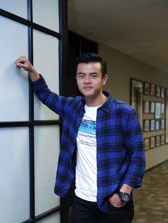 Berbagai cara orang menyambut pagi sebelum memulai aktifitasnya. Salah satunya Dion Wiyoko yang mempunyai ritual unik. (Nurwahyunan/Bintang.com)