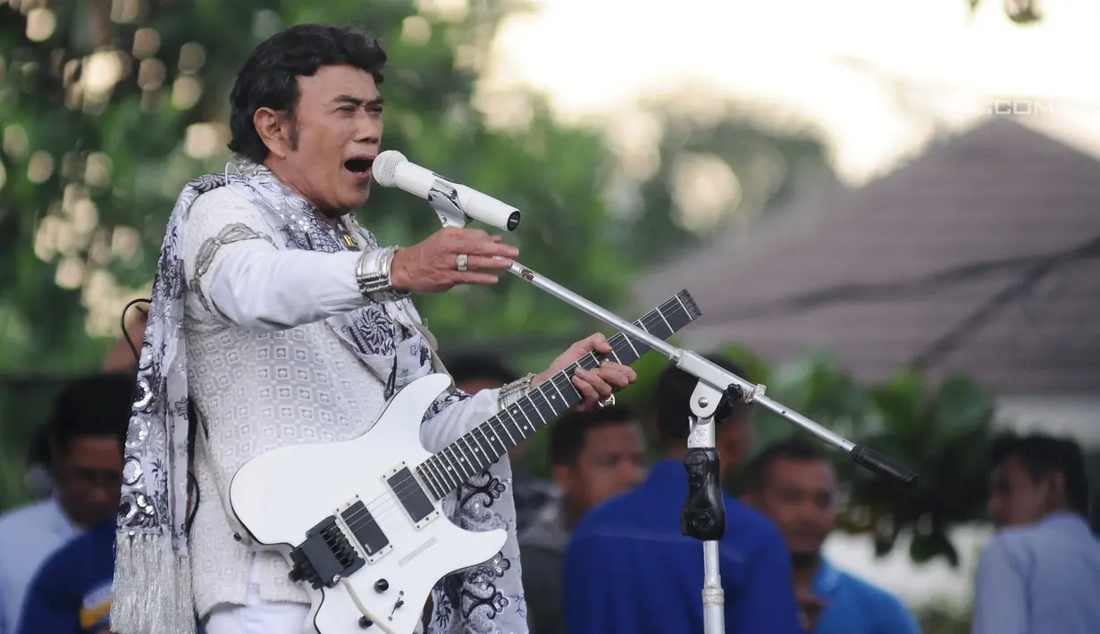 Ketum Partai Idaman, Rhoma Irama saat tampil menghibur pendukung selama kampanye akbar Partai Amanat Nasional (PAN) di Sawangan, Depok, Kamis (27/3). Partai Amanat Nasional mengambil tema Doa dan Dendang Kemenangan.  (Liputan6.com/Herman Zakharia)