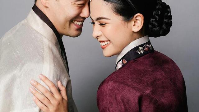 7 Tampilan Kompak Maudy Ayunda dan Jesse Choi yang Kini Wajahnya Terekspos dalam Potret Prewedding Terbaru