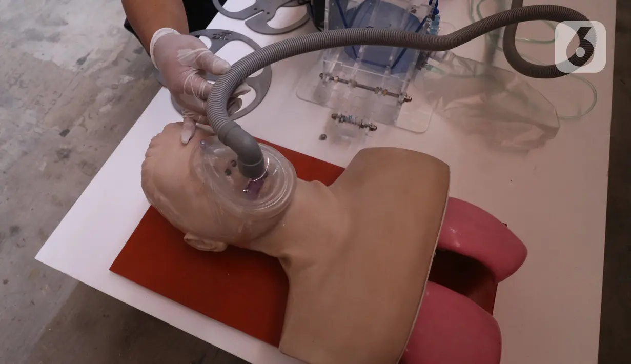Anton Agusta melakukan uji coba ventilator buatannya di Bengkel Industri UMKM Agusta, Cidodol, Kebayoran Lama, Jakarta Selatan, Selasa (14/4/2020). Agusta berharap Kementerian Kesehatan RI dapat menguji coba ventilator buatannya agar bisa diproduksi untuk pasien COVID-19. (Liputan6.com/Angga Yuniar)