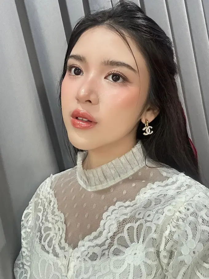 Pesona Tiara Andini Tampil dengan Makeup Look 'Habis Mandi' yang Jadi Tren Lebaran 2025