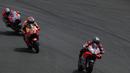 Pebalap Ducati, Jorge Lorenzo dibuntuti Pebalap Honda, Marc Marquez, pada balapan MotoGP 2018 di Sirkuit Catalunya, Spanyol, Minggu (17/6/2018). Lorenzo menjadi yang tercepat dengan catatan waktu 40 menit 13,566 detik. (AP/Eric Alonso)