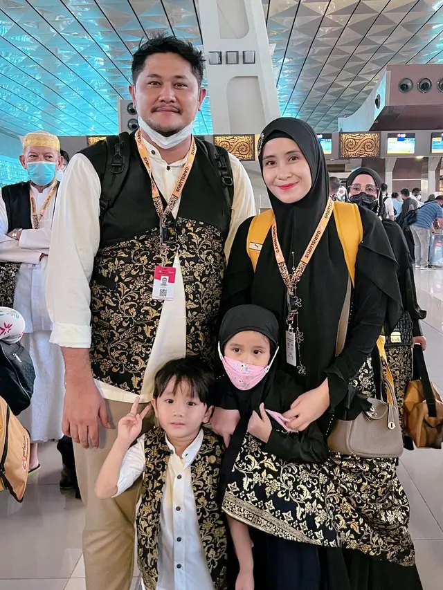 Umroh Sekeluarga, Ini 6 Momen Puadin Redi dan Ryana Dea Bertolak ke Tanah Suci