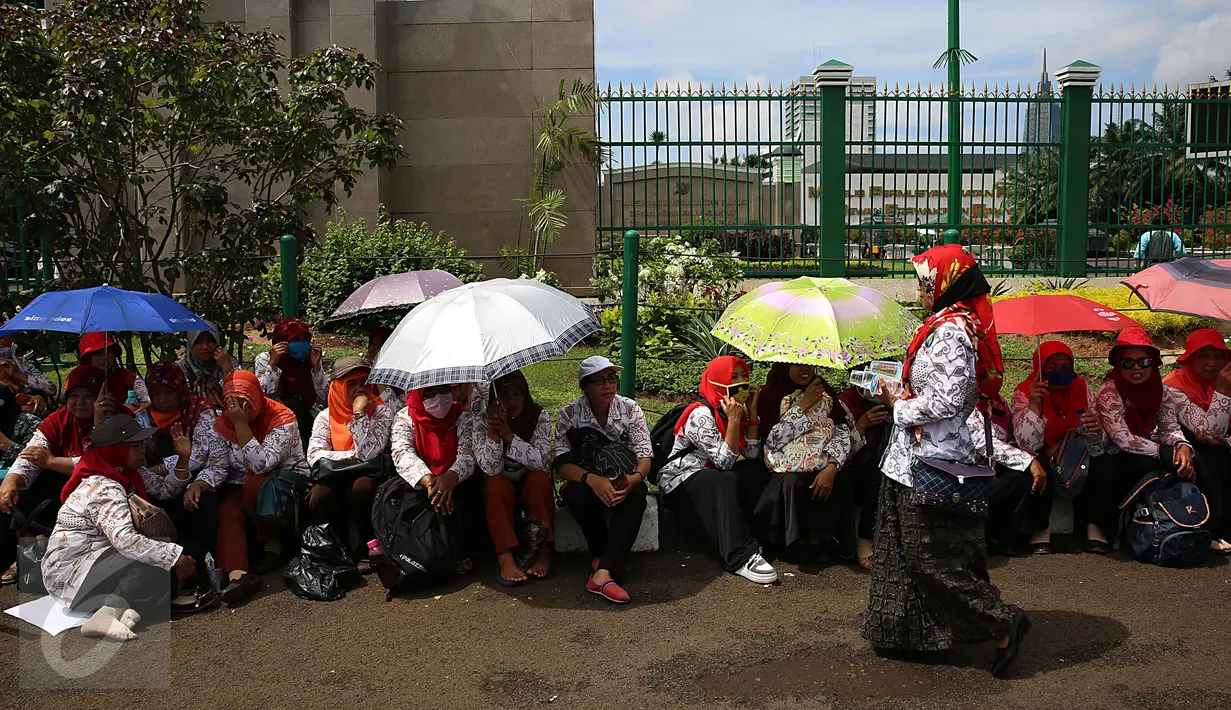 Persatuan Guru Seluruh Indonesia mengelar Aksi di Gedung DPR/MPR, Jakarta, Kamis (12/1). Mereka juga menuntut tunjangan sertifikasi bagi guru agama yang bernaung di Kemenag yang hingga kini belum terbayar. (Liputan6.com/Johan Tallo)