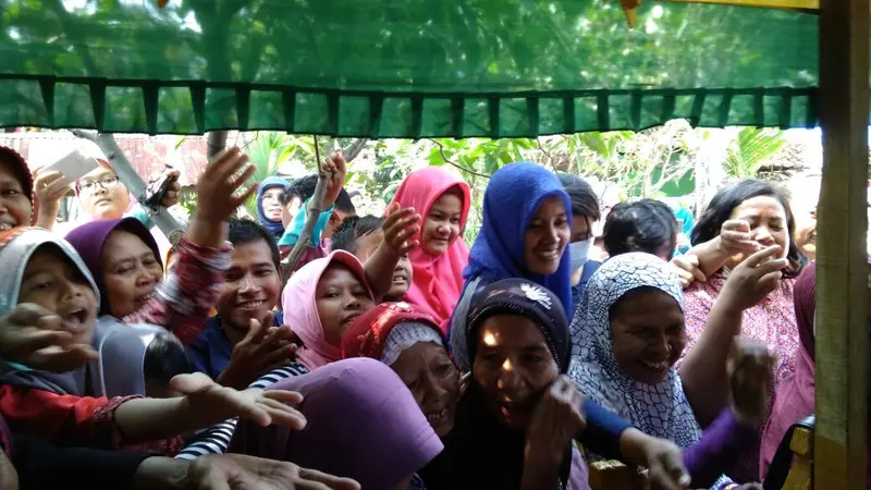 Para Pemburu Saweran Grebeg Syawal di Makam Sunan Gunung Jati