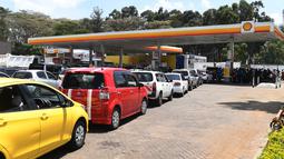 Pengemudi mengantre bahan bakar di pom bensin Shell di Nairobi pada 4 April 2022. Pengendara bermotor di Kenya mengalami kekurangan bahan bakar dengan antrean berjam-jam dan penjatahan ketat yang dapat diperoleh pelanggan saat pompa bensin di seluruh negeri mengering. (Simon MAINA / AFP)