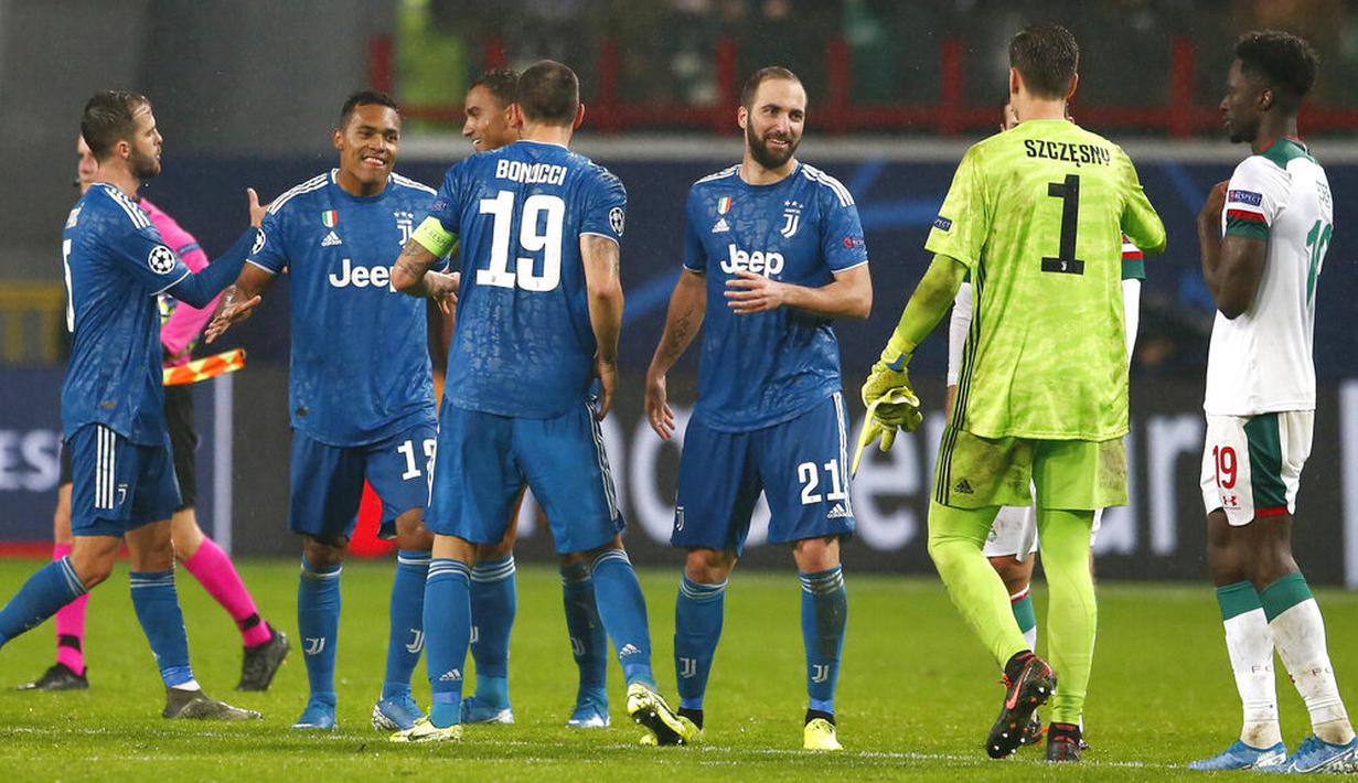 Para pemain Juventus merayakan kemenangan atas Lokomotiv Moscow pada laga Liga Champions di RZD Arena, Rabu (6/11). Lokomotiv Moscow takluk 1-2 dari Juventus. (AP/Alexander Zemlianichenko)