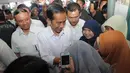 Saat berada di pasar, ibu-ibu pengunjung pasar berteriak, 'Jokowi kasep' yang berarti Jokowi ganteng (Liputan6.com/Herman Zakharia). 