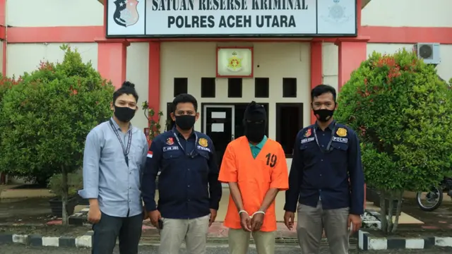 Pelaku R (48) sedang digiring oleh petugas Polres Aceh Utara (Liputan6.com/Ist)