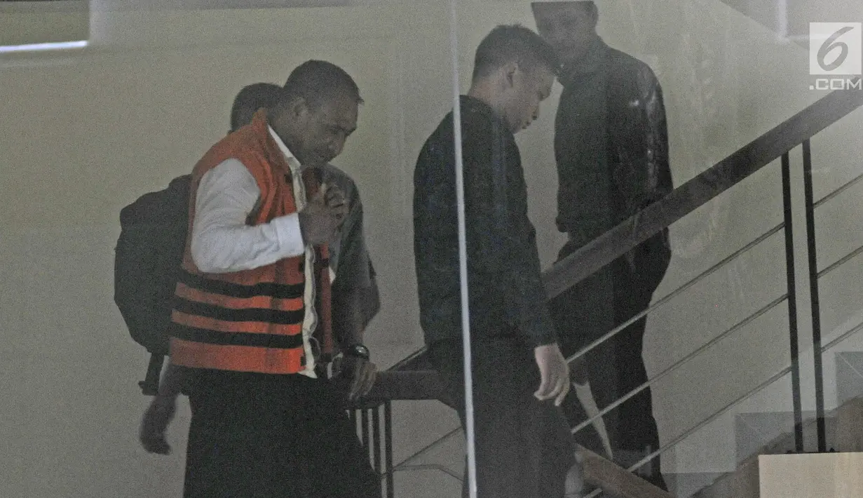 Bupati Ngada Marianus Sae menuruni tangga usai pemeriksaan di Gedung Komisi Pemberantasan Korupsi (KPK), Jakarta, Senin (12/2). KPK menetapkan Bupati Ngada yang juga calon gubernur NTT tersebut sebagai tersangka korupsi. (Liputan6.com/Herman Zakharia)