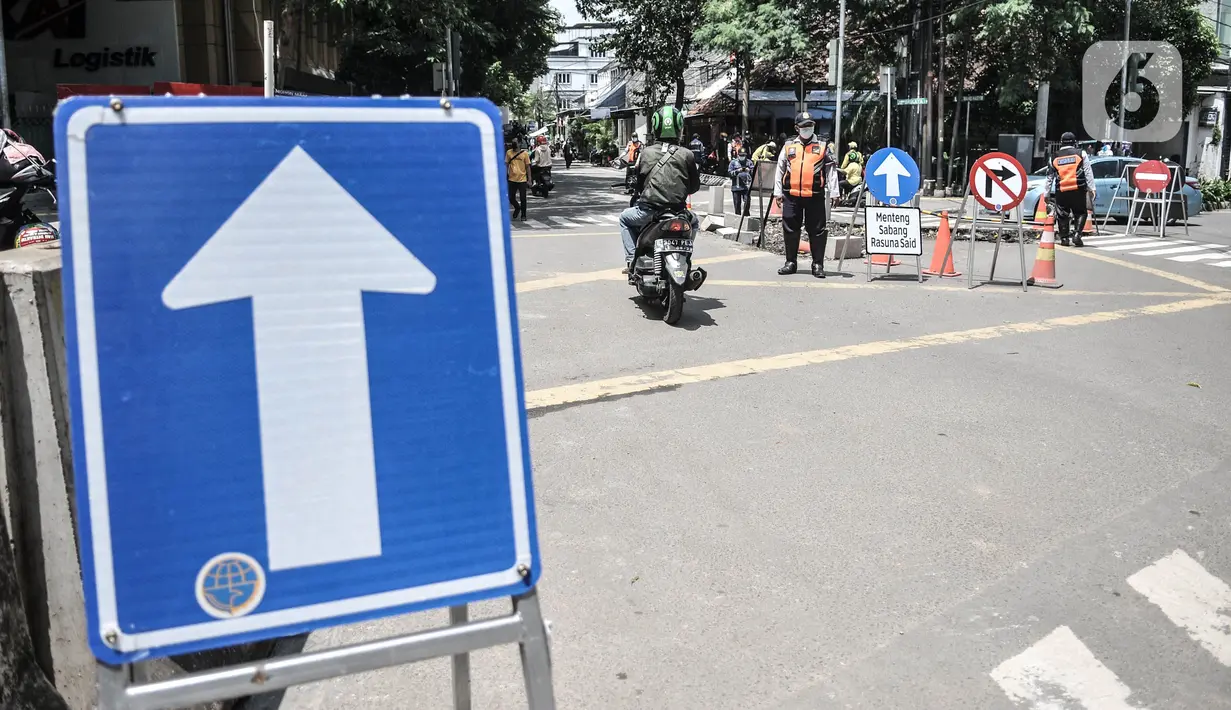 Petugas Dishub DKI Jakarta mengatur lalu lintas kendaraan saat uji coba penerapan sistem satu arah di Gondangdia, Jakarta Pusat, Kamis (8/4/2021). Uji coba yang berlangsung mulai 8-21 April mendatang merupakan bagian dari penataan kawasan Stasiun Gondangdia. (merdeka.com/Iqbal S. Nugroho)