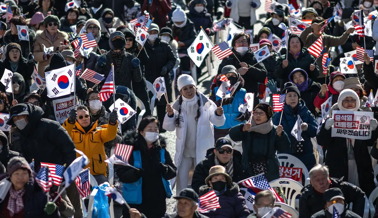 Kantor Investigasi Korupsi (CIO) bersama penyidik Korea Selatan membatalkan rencana penangkapan paksa Presiden Yoon Suk Yeol pada Jumat (3/1/2025) dengan alasan keamanan. (Philip FONG/AFP)