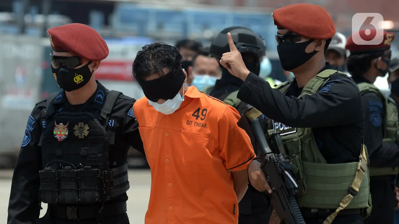 FOTO: 22 Terduga Teroris dari Jawa Timur Dipindahkan ke Jakarta