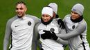Para pemain PSG tampak rileks saat latihan ringan di Paris, Senin (4/12/2017). PSG bersiap jelang laga big match Liga Champions melawan Bayern Munchen. (AFP/Guenter Schiffmann)