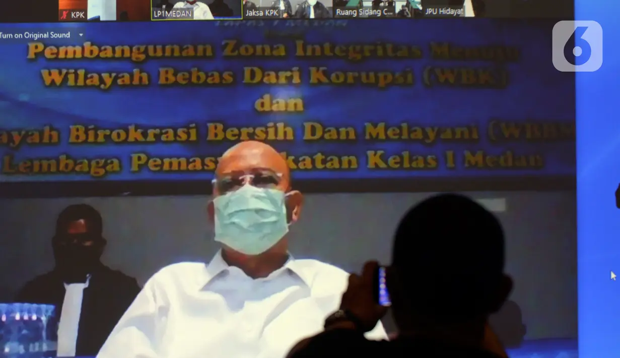 Wali Kota Medan nonaktif, Tengku Dzulmi Eldin mendengarkan Majelis Hakim membacakan vonis dalam sidang melalui video conference di Gedung KPK, Jakarta, Kamis (11/6/2020). Dzulmi Eldin terlibat dalam kasus dugaan menerima suap proyek dan jabatan pada Pemkot Medan tahun 2019. (merdeka.com/Dwi Narwoko)