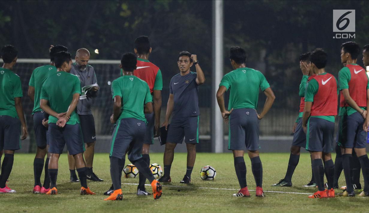Pelatih Timnas Indonesia U-19, Bima Sakti (tengah) memberi arahan saat latihan perdana jelang laga melawan Jepang U-19 di Lapangan A Kompleks GBK, Jakarta, Kamis (22/3). Laga kedua tim akan digelar Minggu (25/3). (Liputan6.com/Helmi Fithriansyah)