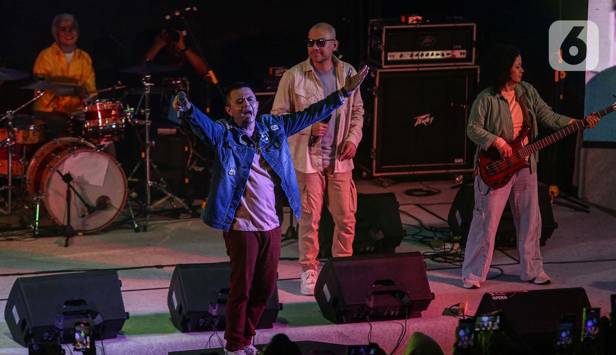 Bukan Pujangga dan Keyakinan Hati menjadi lagu yang dinanti-nanti penggemar Base Jam yang memadati area festival musik All You Can Hear Gigs. (Liputan6.com/Angga Yuniar)