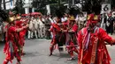 Selain itu, dalam arak-arakan dari Taman Suropati menuju gedung KPU RI ada pula kirab pakaian adat dari seluruh Indonesia. (Liputan6.com/Angga Yuniar)