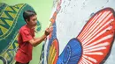 Warga membatik tulis di sebuah dinding di Kampung Batik di Palbatu, Jakarta, Jumat (2/10). Kegiatan dalam rangka memperingati Hari Batik Nasional ini untuk memupuk rasa cinta akan batik sebagai warisan budaya asli Indonesia. (Liputan6.com/Gempur M Surya)