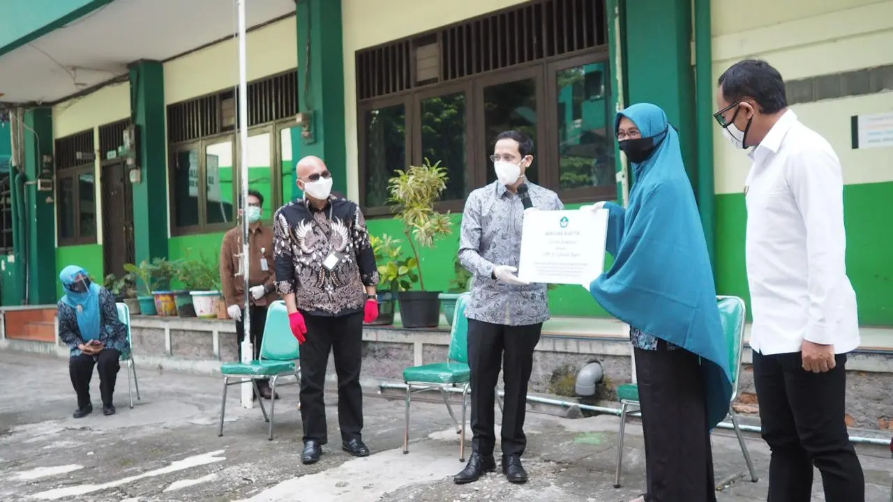 Mendikbud, Nadiem Makarim, meninjau proses pembelajaran pada Tahun Ajaran Baru 2020/2021 di Kota Bogor dan Kabupaten Bogor, Jawa Barat untuk mendengarkan aspirasi dari para guru.
