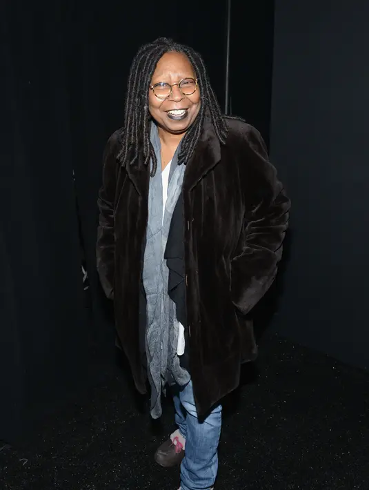 Whoopi Goldberg memiliki putrid bernama Alexandria di pertengahan usia 18 tahun pada 1970-an. Sang anak pun tak jauh berbeda darinya, Golberg menjadi nenek pada usia 34 ketika putrinya melahirkan pula di usia 16 tahun. (AFP/Bintang.com)