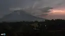 Gambar yang diambil saat letusan Gunung Sinabung pertama dibulan September. Petir menyambar disebelah Gunung Sinabung sebelum meletus. (AFP/Ade Sinuhaji/wwn)