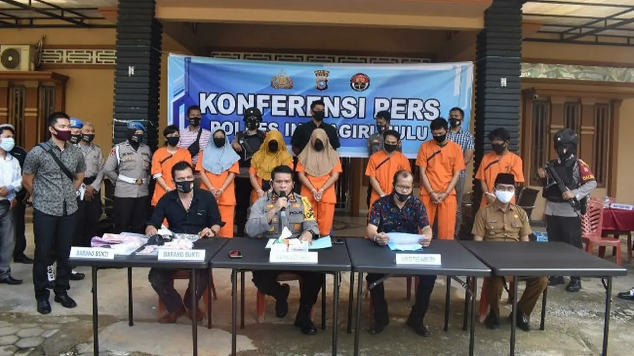 Mak gadi bersama anak dan menantunya yang tertangkap jualan narkoba jenis sabu dan tembakau gorila.