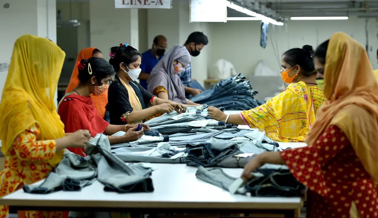 Aktivitas pekerja di pabrik garmen di Dhaka, Bangladesh (12/8/2020). Pendapatan ekspor Bangladesh pada Juli tercatat lebih dari 44 persen lebih tinggi dibandingkan Juni, yang berarti sektor ekspor di negara itu kembali berangsur normal setelah menderita dampak serius akibat pandemi COVID-19.(Xinhua)