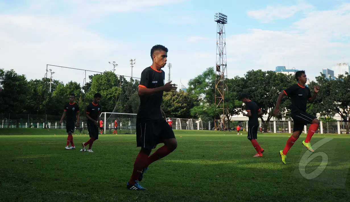 Sejumlah pemain timnas Timor Leste U-23 melakukan latihan ringan di Lapangan C Senayan, Kamis (26/3/2015). Kualifikasi grup H Piala Asia 2016 akan berlangsung pada 27-31 Maret 2015 di Stadion GBK Jakarta. (Liputan6.com/Helmi Fithriansyah)