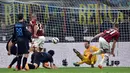 Kiper Inter Milan, Samir Handanovic (kedua kanan) berusaha mengahalau bola dari tendangan pemain milan pada laga serie A di Stadio Giuseppe Meazza, Senin (20/4/2015). Inter Milan bermain imbang 0-0 dengan AC Milan. (AFP PHOTO/Giuseppe Cacace)