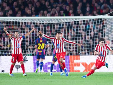 Pemain Atletico Madrid, Julian Alvarez, melakukan selebrasi setelah mencetak gol ke gawang Barcelona pada leg pertama perempat final Liga Champions 2025/2026 di Stadion Camp Nou, Kamis (9/4/2026). (AFP/Josep Lago)