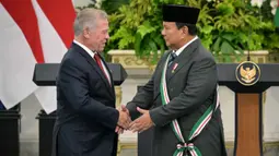 Penghargaan ini diberikan oleh Raja Yordania, Abdullah II, kepada raja, pangeran, kepala negara, atau tokoh asing terkemuka sebagai pengakuan atas kontribusi luar biasa dan hubungan bilateral yang kuat. Tampak dalam foto, Presiden Republik Indonesia Prabowo Subianto (kanan) menerima penghargaan Bejeweled Grand Cordon of Al-Nahda (Ordo Kebangkitan Yordania) dari Raja Yordania Abdullah II di Istana Kepresidenan, Jakarta, Jumat 14 November 2025. (BAY ISMOYO/AFP)