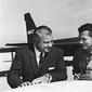 Clarence Johnson dan Francis Gary Powers di depan U-2 (Foto Gary Powers, Jr. / Cold War Museum via AP)
