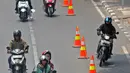 Pengendara sepeda motor melintasi jalur sepeda di Jalan MH Thamrin, Jakarta, Selasa (24/9/2019). Jalur sepeda tersebut sedang dalam masa uji coba mulai 20 September hingga 19 November 2019. (Liputan6.com/Herman Zakharia)