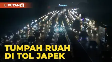 Dua ruas jalan tol Jakarta-Cikampek digunakan untuk arus balik ribuan mobil dari arah timur. Sabtu (7/5) dini hari serbuan arus balik di kedua jalur terpantau padat merayap!