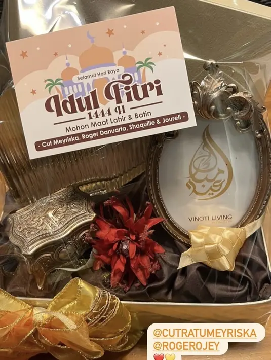 Cut Meyriska dan Roger memberikan hampers yang unik seperti pigura foto hingga tempat penyimpanan mini bernuasa timur tengah. Credit: Instagram (@paula_verhoeven)