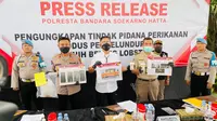 Polresta Bandara Soekarno Hatta menggelar konferensi pers pengungkapan tindak pidana perikanan modus penyelundupan benih lobster. (Liputan6.com/Pramita Tristiawati)