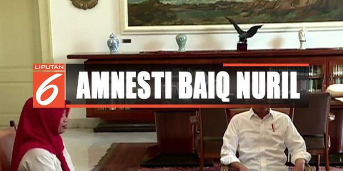 Detik-Detik Jokowi Serahkan Langsung Surat Amnesti pada Baiq Nuril