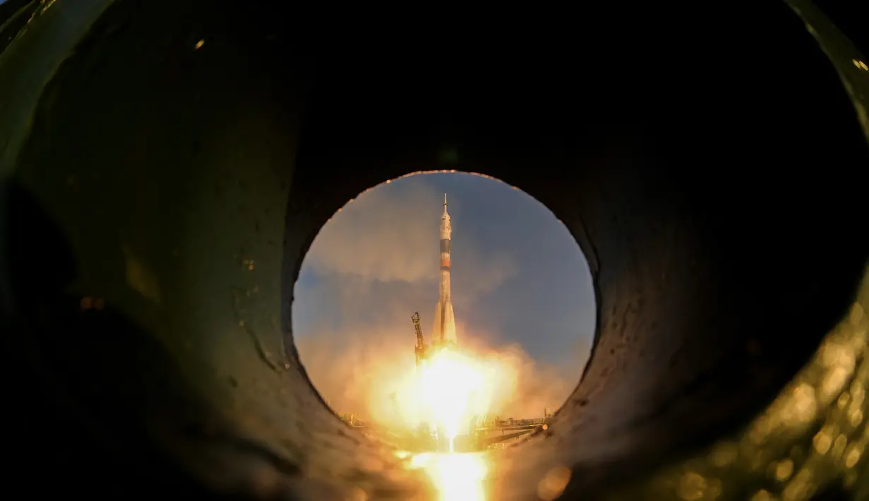 Pesawat ruang angkasa Rusia, Soyuz TMA - 19M  saat meluncur menuju Stasiun Luar Angkasa Internasional di landasan peluncuran Kosmodrom Baikonur, Kazakhstan (15/12/2015). (Liputan6.com/AFP Photo Kirill Kudryavtsev)