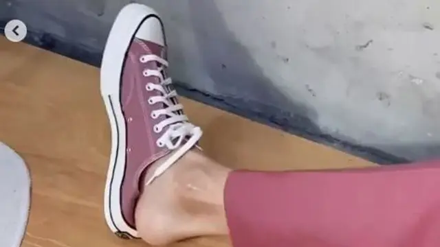 Ulang Tahun, Lee Min Ho Pakai Setelan dan Sepatu Merah Muda