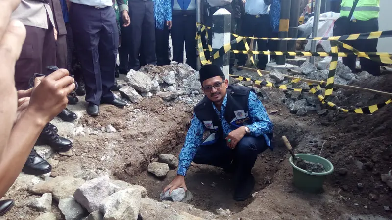 Wakil Bupati garut Helmi Budiman meletakan batu pertama pembangunan pintu perlintasan sebidang di Bangbayang, Garut beberapa waktu lalu