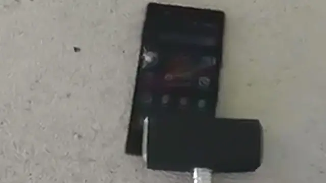 Xperia Z Remuk Disiksa Palu Berukuran Jumbo
