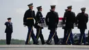 Tim pengangkut Angkatan Darat AS memindahkan peti jenazah berisi sisa-sisa tubuh Letnan Satu Tyler James Feehan di Pangkalan Angkatan Udara Dover, Delaware, Amerika Serikat,  Rabu, 22 Juli 2026. (Foto AP/Matt Rourke)