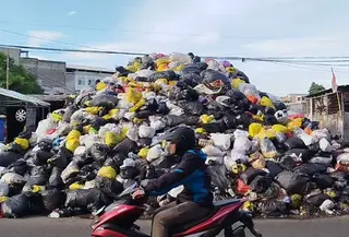 Penampakan sampah yang sudah menggunung di salah satu jalanan Kota Bandung. (Liputan6.com/ Arya Prakasa)